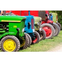 Traktoren und Fahrzeugteile nach Hersteller