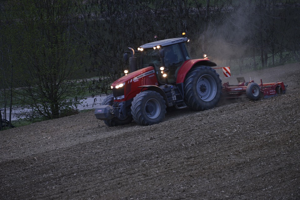 Traktor mit Arbeitsscheinwerfern im Dunkeln